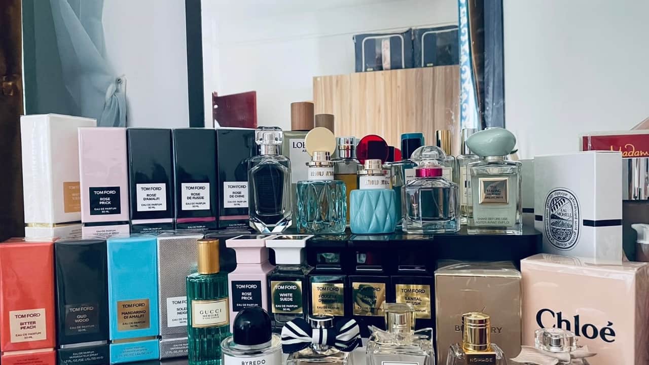 Adhésif pour flacons de parfum en verre dépoli