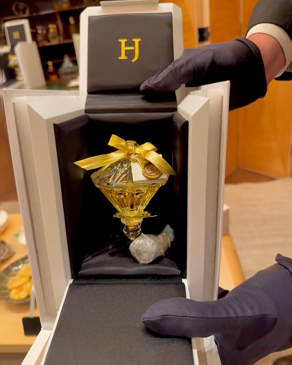 How to Use Nickel Logo Stickers on Perfume Bottles and Boxes