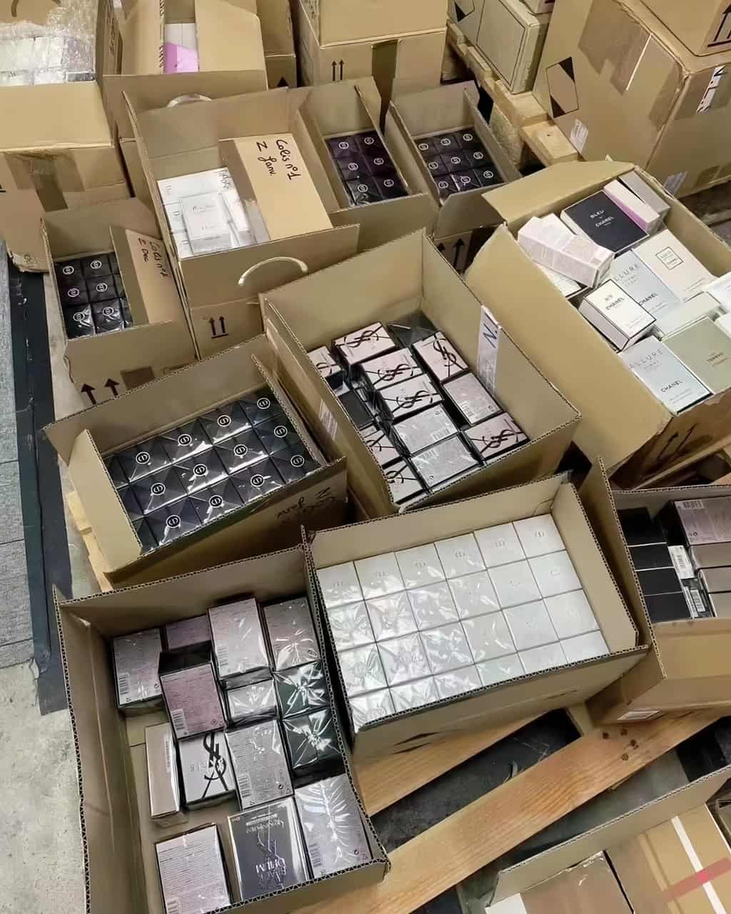 كيف تصمم ملصق عطر ريفي عتيق بفينيل مطفأ بملمس كتاني
